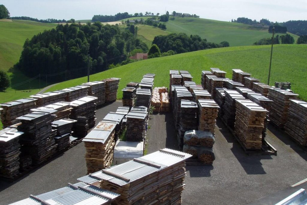 Holzplatz Holzlager Bretterlager Holzstapel